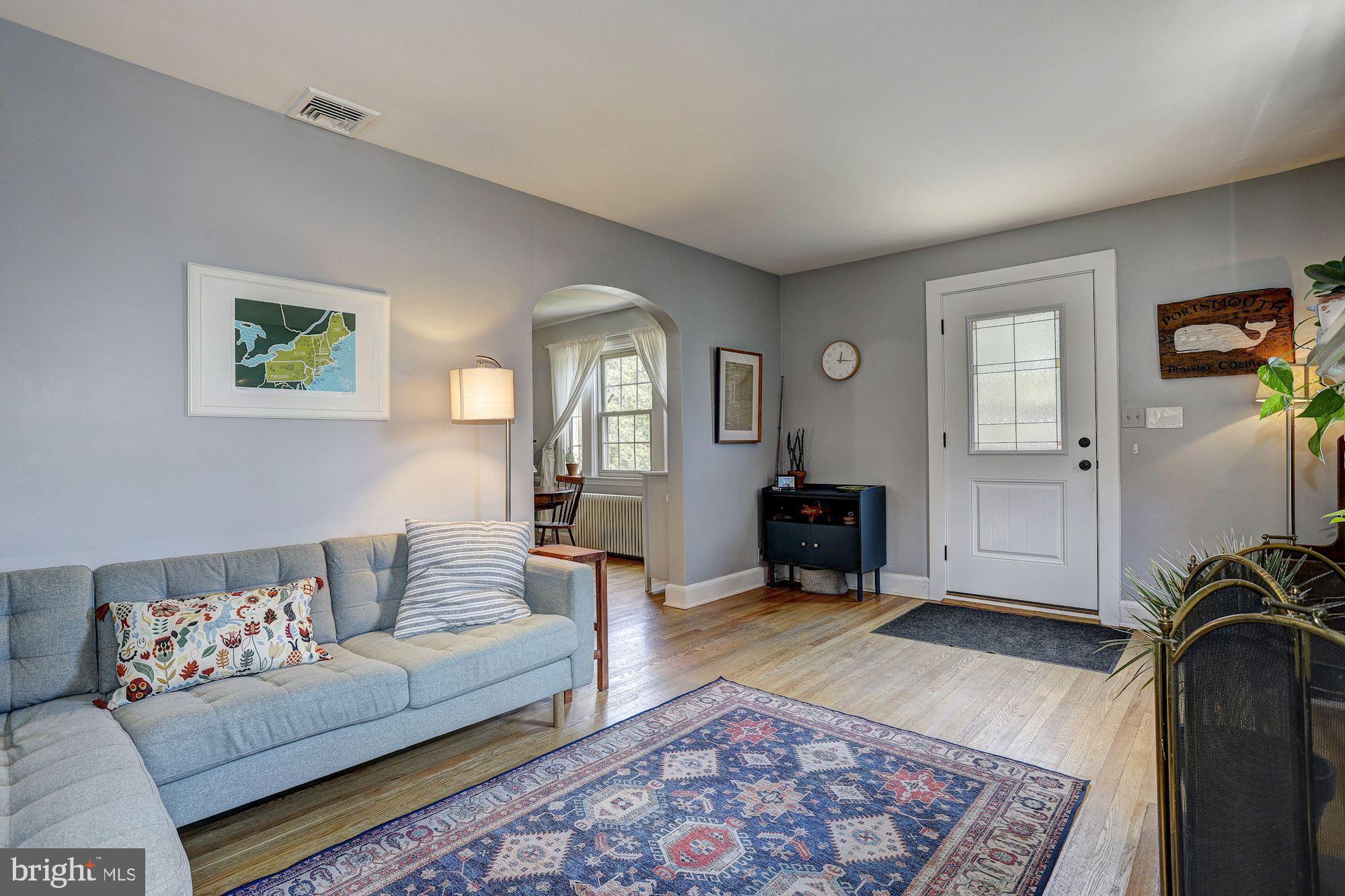 612 Warwick Road Baltimore, MD 21229 - Photo 6 of 29 Living Room | Main Entrance