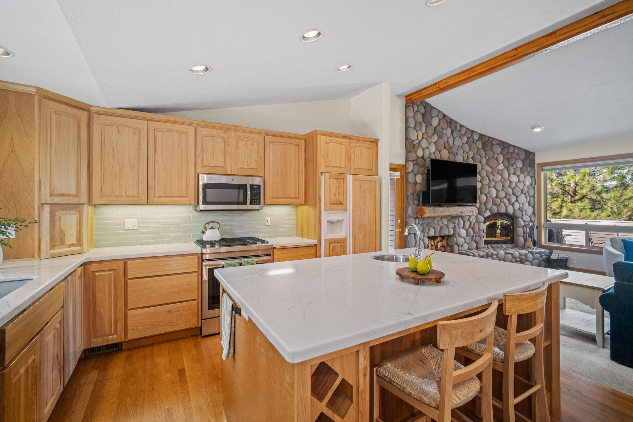 17948 Shadow Lane, Unit 7 Sunriver, OR 97707 - Photo 23 of 92 a kitchen with a stove a sink and a refrigerator