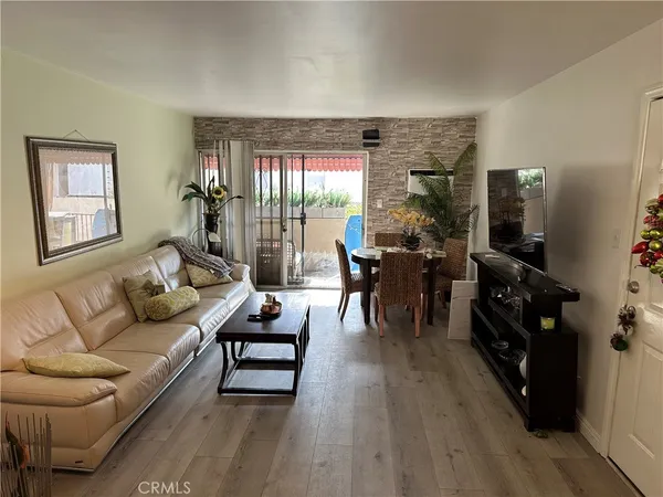 $2,450 | 440 Chestnut Avenue, Unit 2D, Long Beach, CA 90802