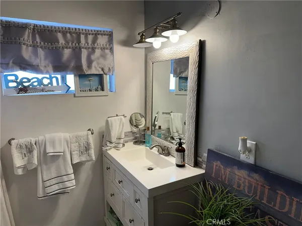 $2,450 | 440 Chestnut Avenue, Unit 2D, Long Beach, CA 90802