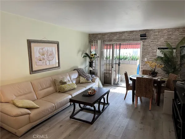 $2,450 | 440 Chestnut Avenue, Unit 2D, Long Beach, CA 90802