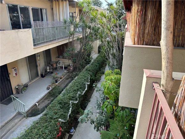 $2,450 | 440 Chestnut Avenue, Unit 2D, Long Beach, CA 90802