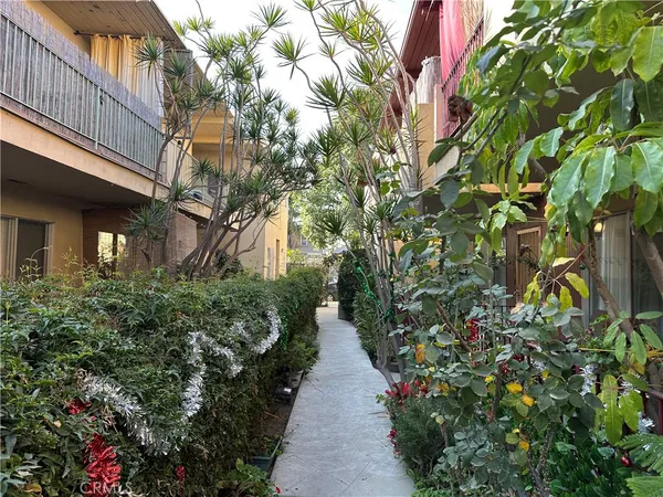 $2,450 | 440 Chestnut Avenue, Unit 2D, Long Beach, CA 90802