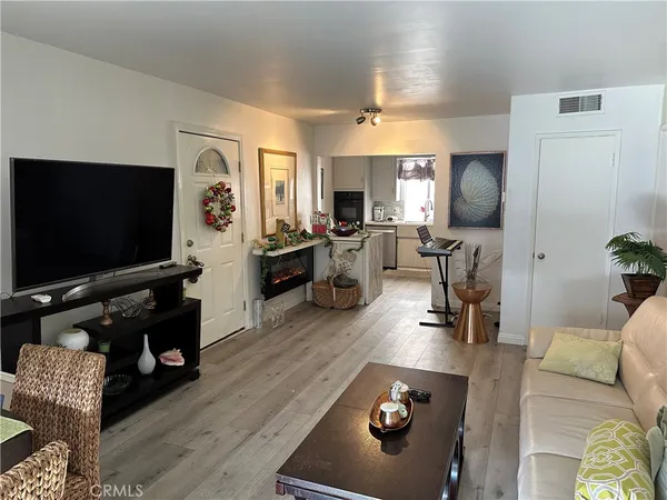 $2,450 | 440 Chestnut Avenue, Unit 2D, Long Beach, CA 90802