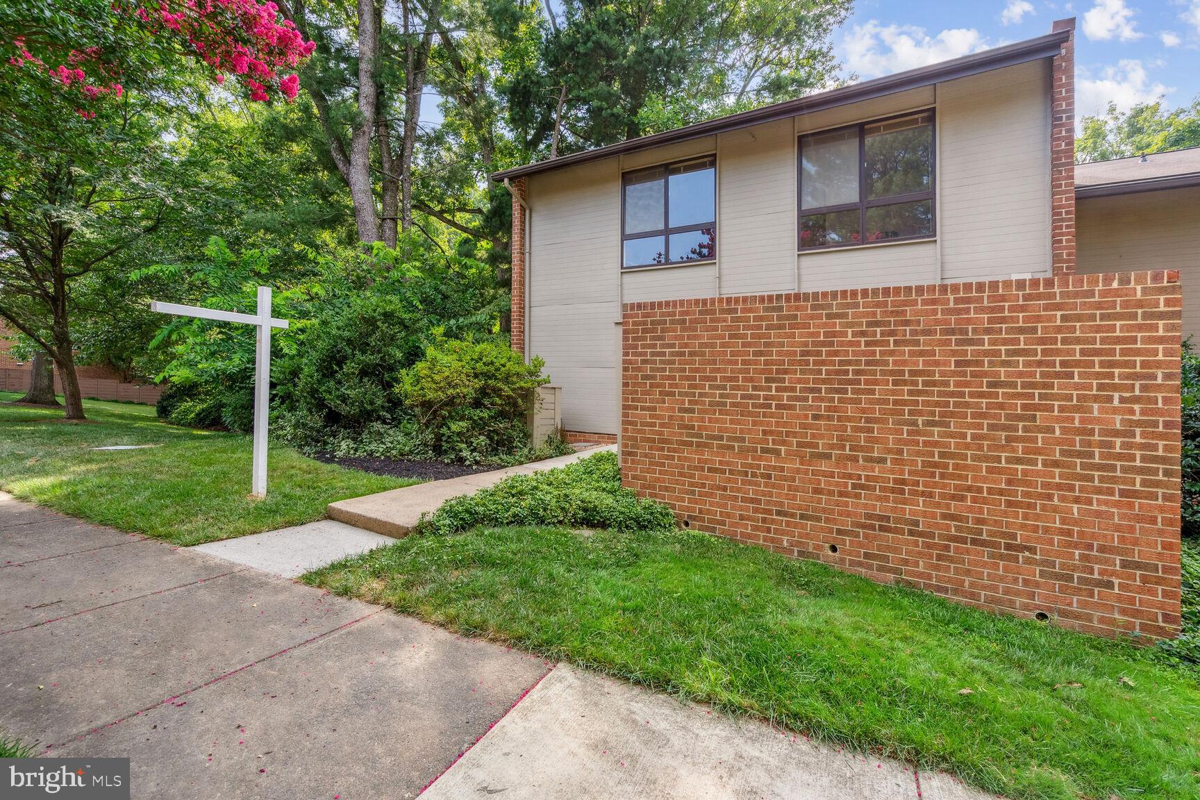 11617 Hunters Green Court Reston, VA 20191 - Photo 2 of 37 Beautiful End-Unit Located in a Cul-de-sac