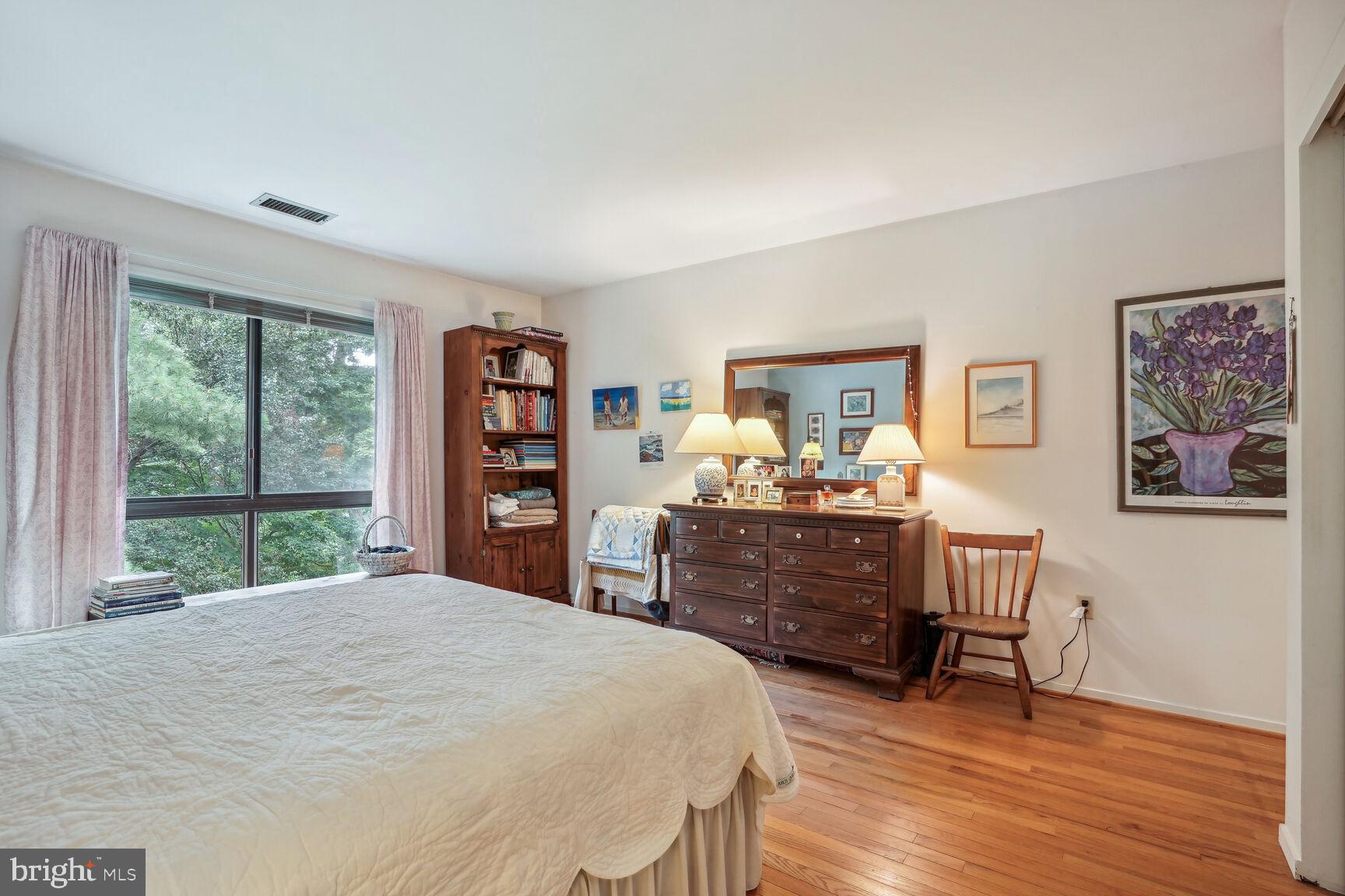 11617 Hunters Green Court Reston, VA 20191 - Photo 24 of 37 Primary Suite