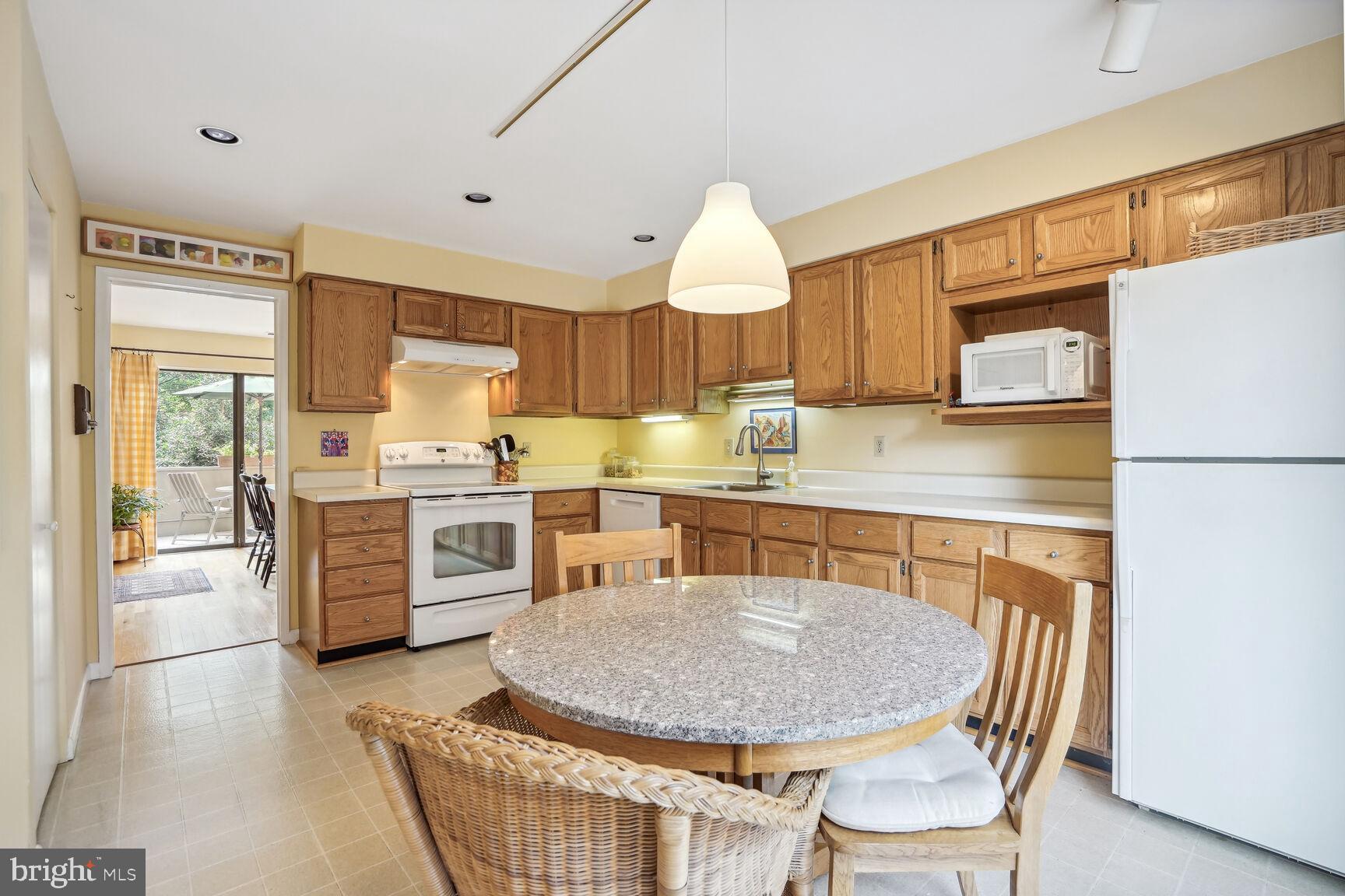 11617 Hunters Green Court Reston, VA 20191 - Photo 3 of 37 Large/Spacious Eat-In Kitchen