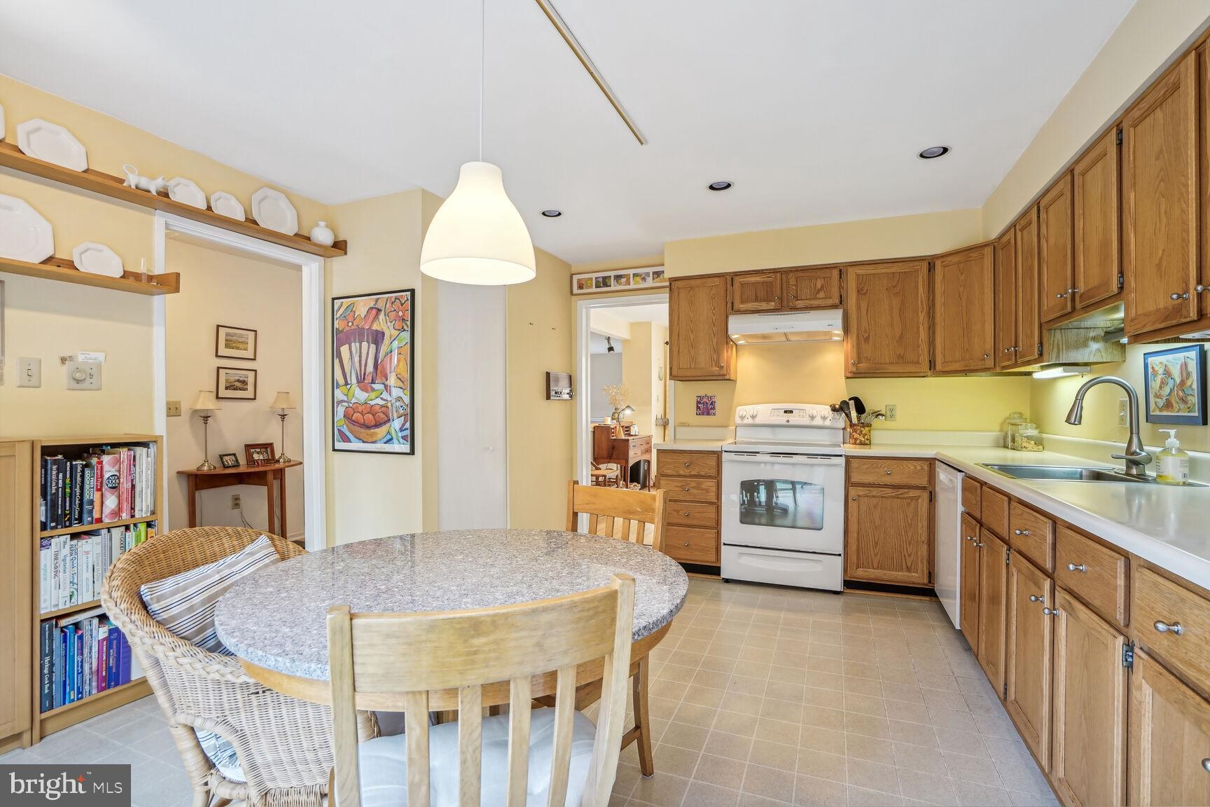 11617 Hunters Green Court Reston, VA 20191 - Photo 6 of 37