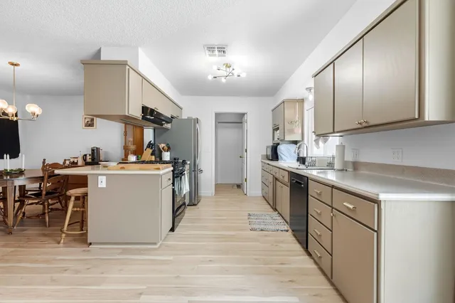 $409,000 | 905 Redwood Lane, Lemoore, CA 93245