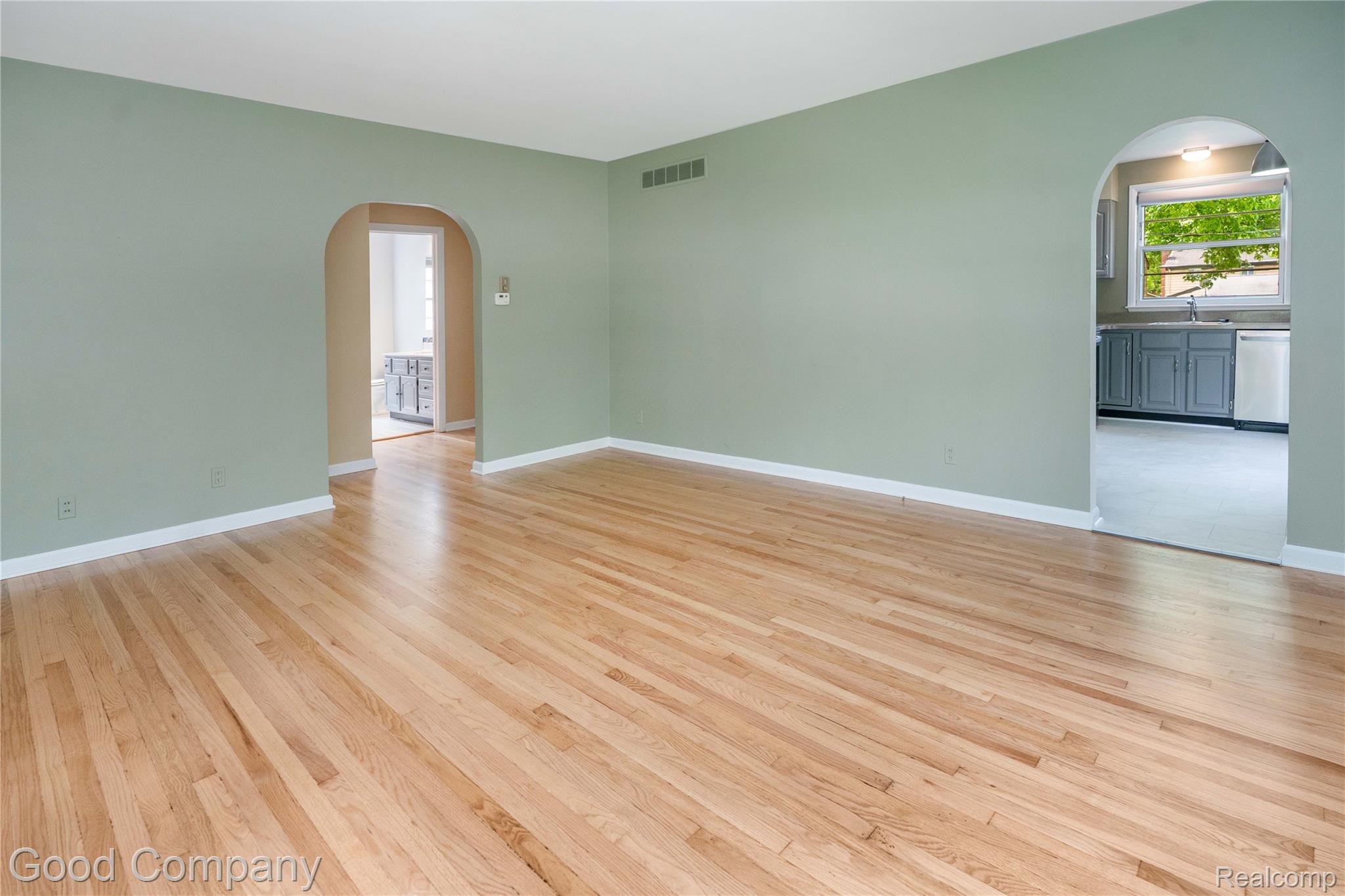 312 Dover Road Waterford, MI 48328 - Photo 7 of 24 LivingRoom03.jpg
