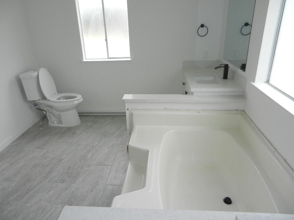 98920 Surfside Avenue Mecca, CA 92254 - Photo 15 of 22 a bathroom with a sink toilet and tub