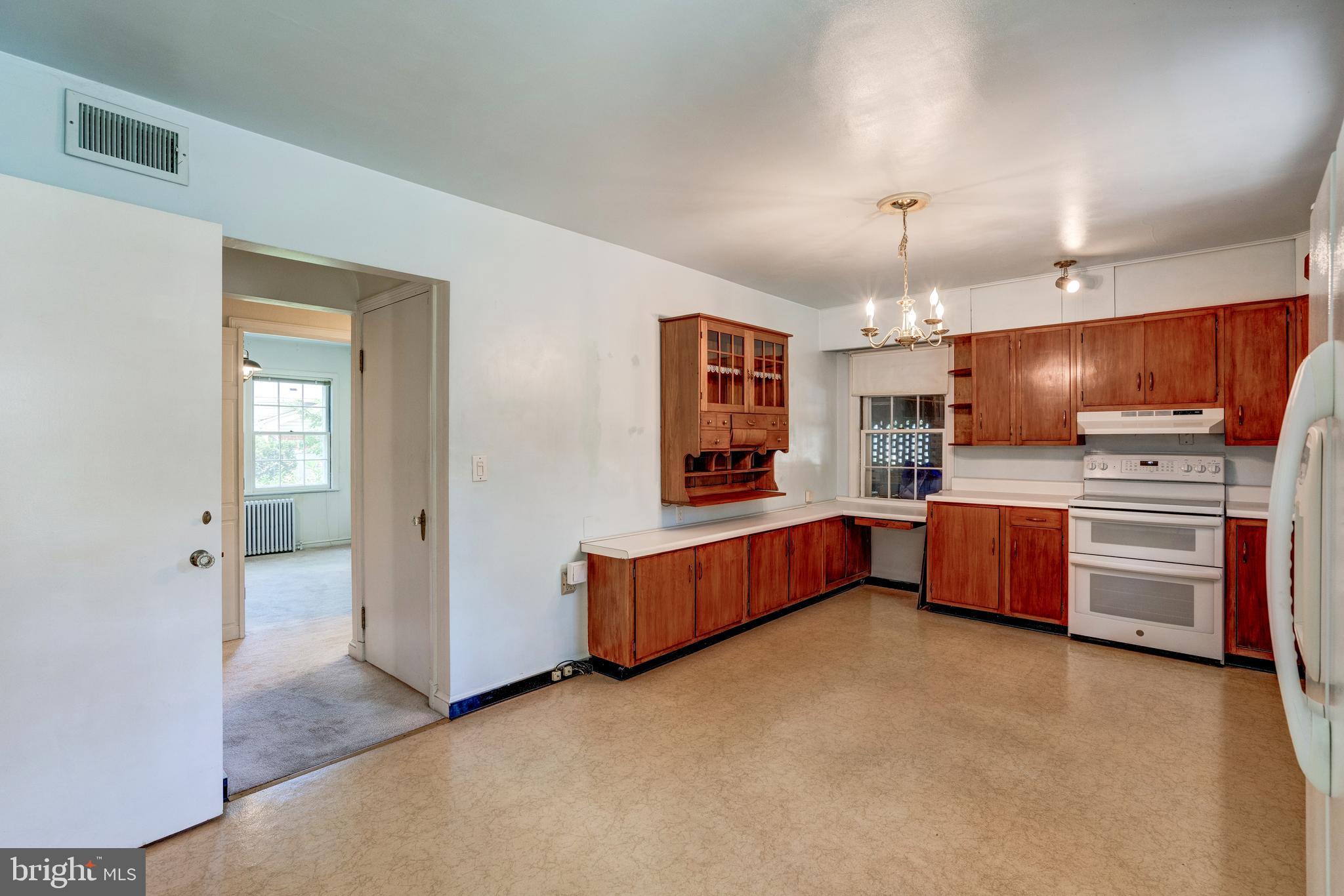 1400 Dennis Avenue Silver Spring, MD 20902 - Photo 10 of 42 Ample cabinetry