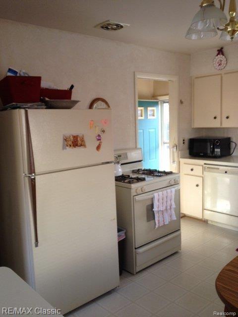 9752 Pardee Road Taylor, MI 48180 - Photo 7 of 11 pardee kitchen 2.jpg