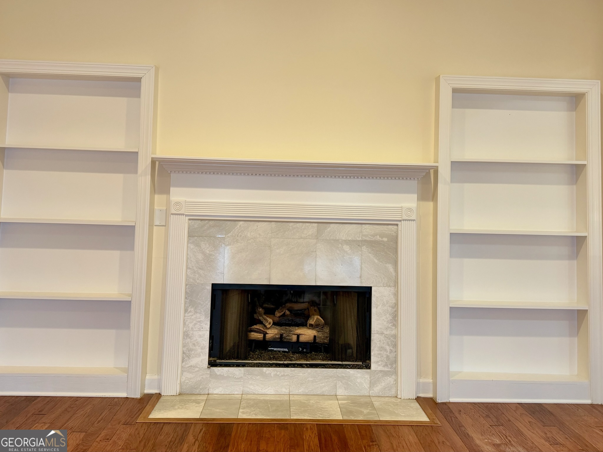 317 Commons Road St. Simons, GA 31522 - Photo 8 of 44 a living room with a fireplace