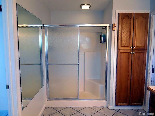 1353 North Maple Leaf Road Lapeer, MI 48446 - Photo 16 of 44 Master Shower.jpg