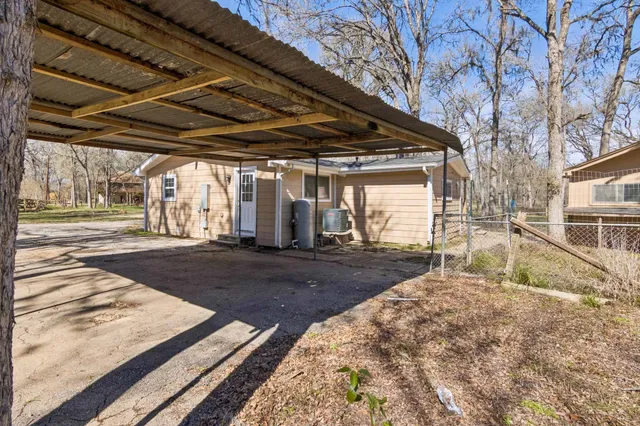 a view of backyard of the house