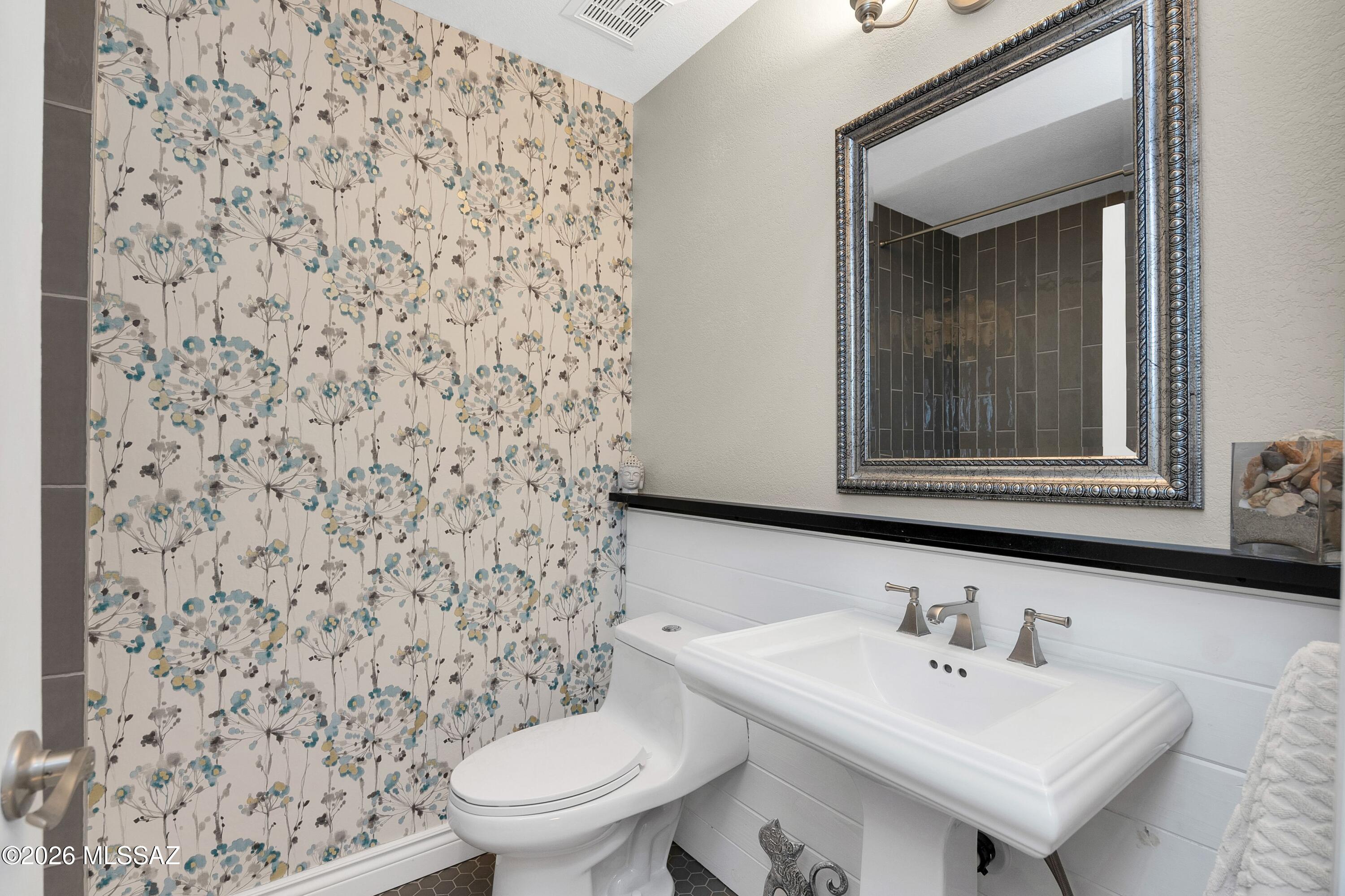 36925 South Ridgeview Boulevard Tucson, AZ 85739 - Photo 22 of 50 Full Guest Bathroom