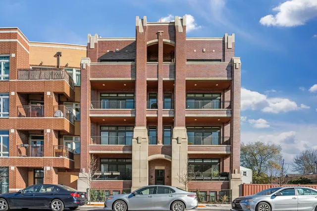 $700,000 | 5061 North Lincoln Avenue, Unit 101, Chicago, IL 60625
