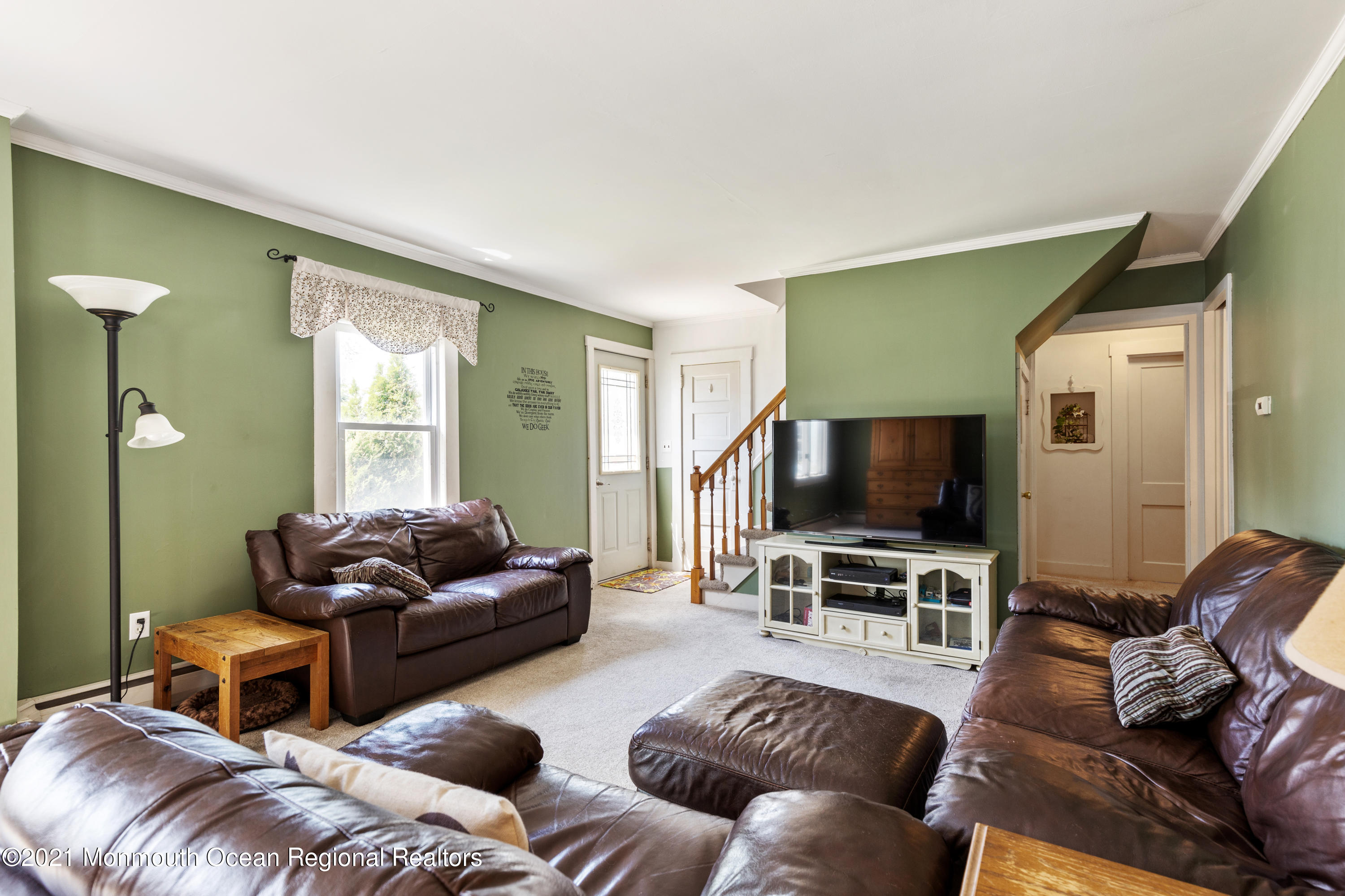 1168 Ridgefield Dr - LR to Entry