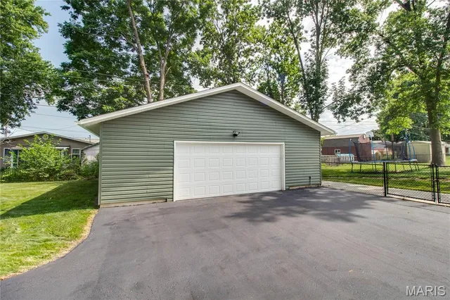$240,000 | 109 Hawbrook Place, Jerseyville, IL 62052