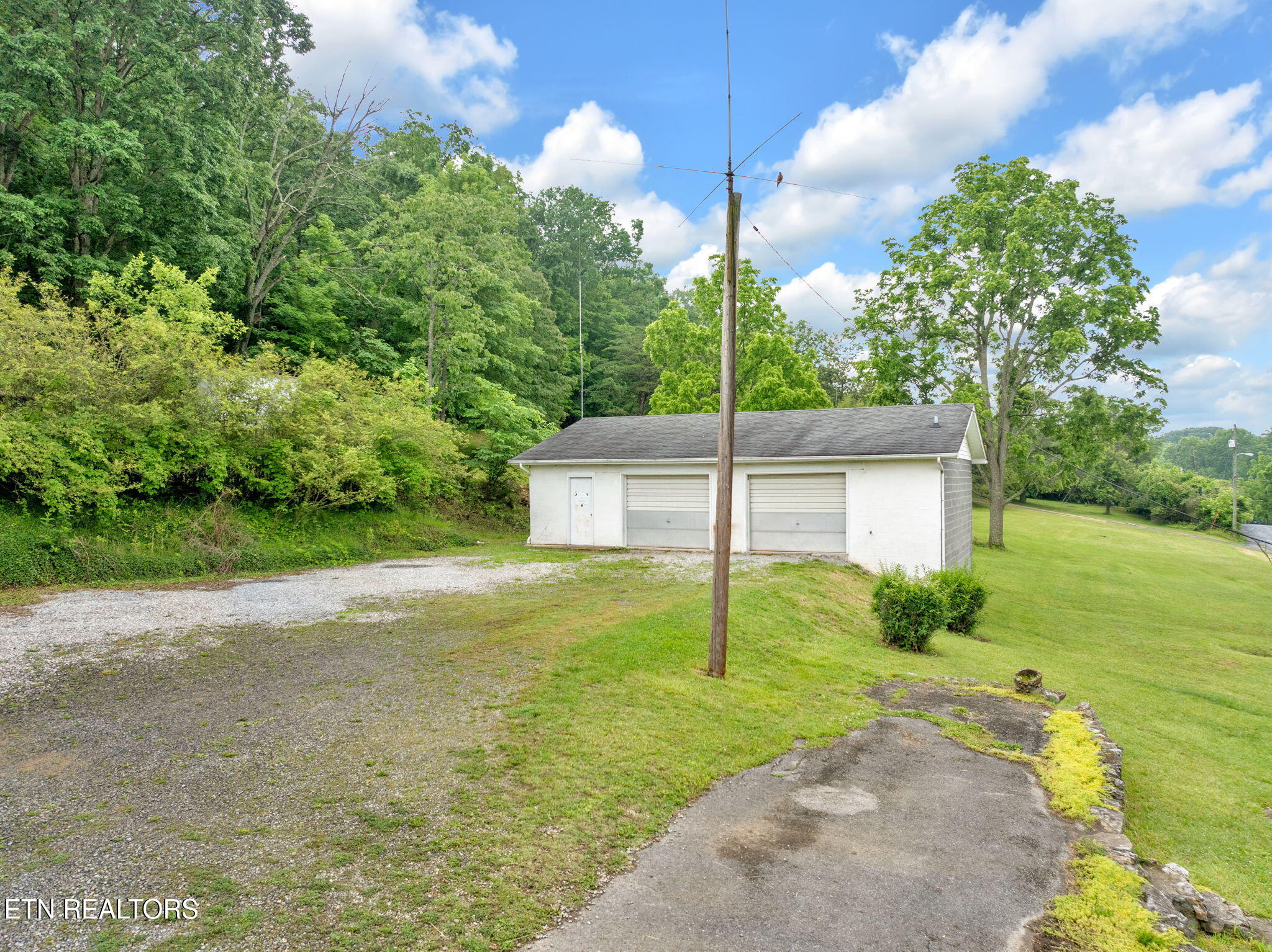 1684 Ridgeway Drive Kingsport, TN 37664 - Photo 5 of 23 Garage at 1684 Ridgeway