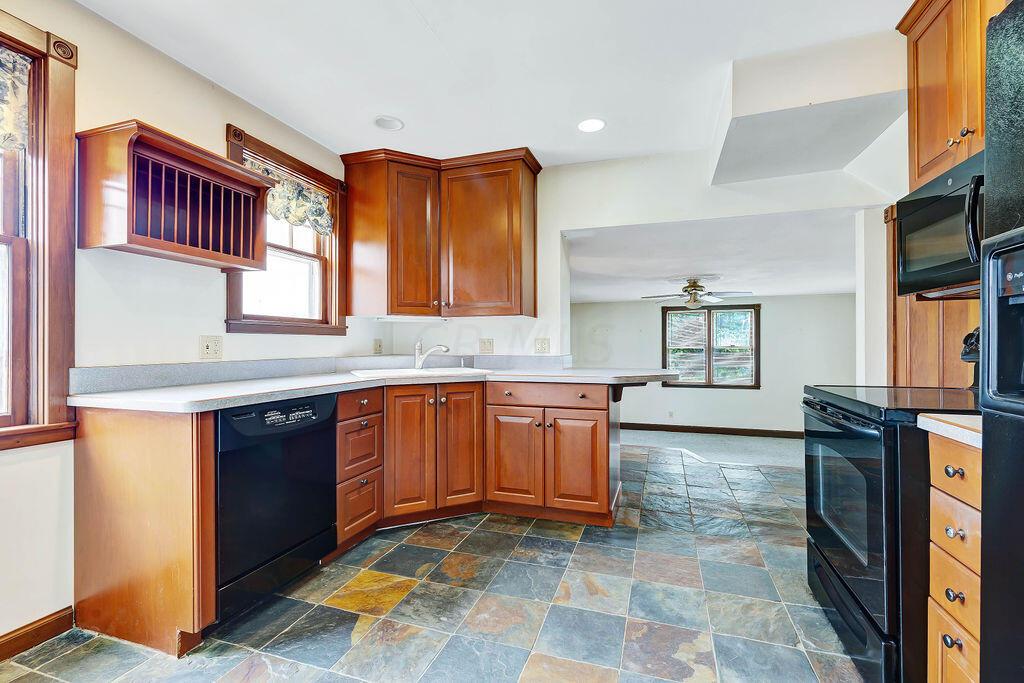 4915 Sawmill Road Columbus, OH 43235 - Photo 11 of 37 Kitchen