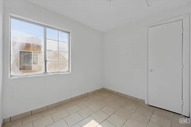 a view of empty room with window