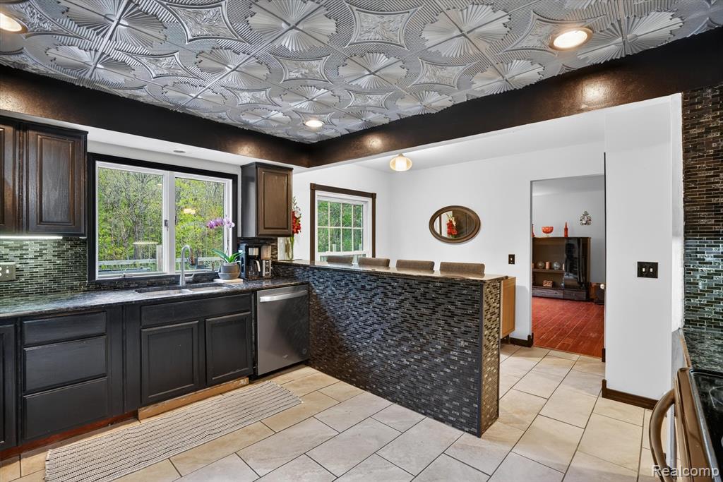17301 Donohue Road Pinckney, MI 48169 - Photo 8 of 40