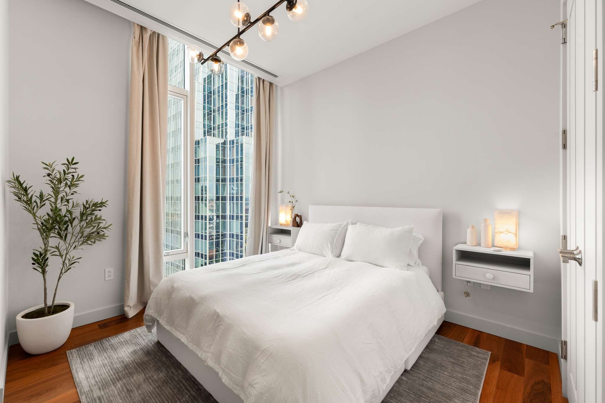 160 2nd Avenue South, Unit 1902 Nashville, TN 37201 - Photo 18 of 40 a bedroom with a bed and a potted plant