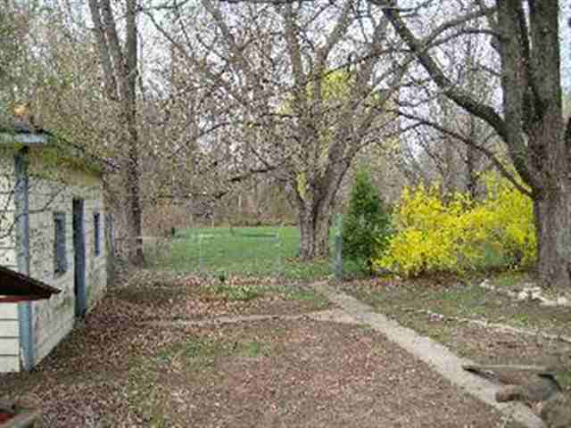 9025 Summerfield Road Temperance, MI 48182 - Photo 15 of 17 Nice Grjounds