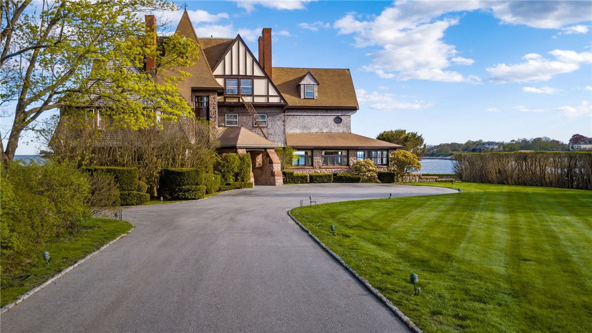 229 Ruggles Avenue Newport, RI 02840 - Photo 3 of 40