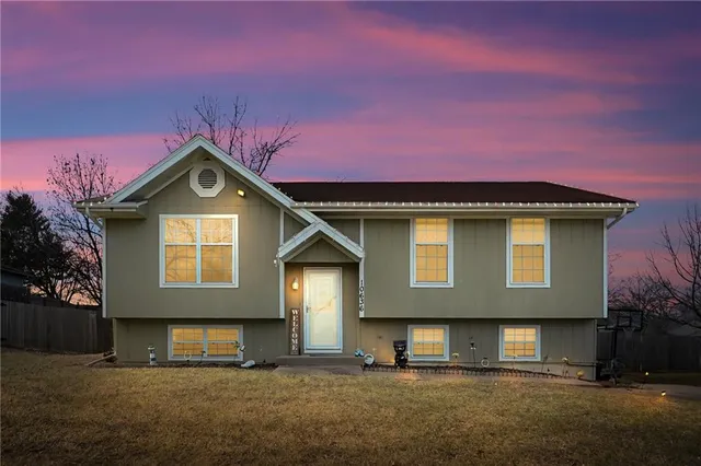 $290,000 | 10636 North Oak Trafficway, Kansas City, MO 64155