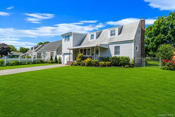 $649,000 | 168 West 21st Street, Deer Park, NY 11729