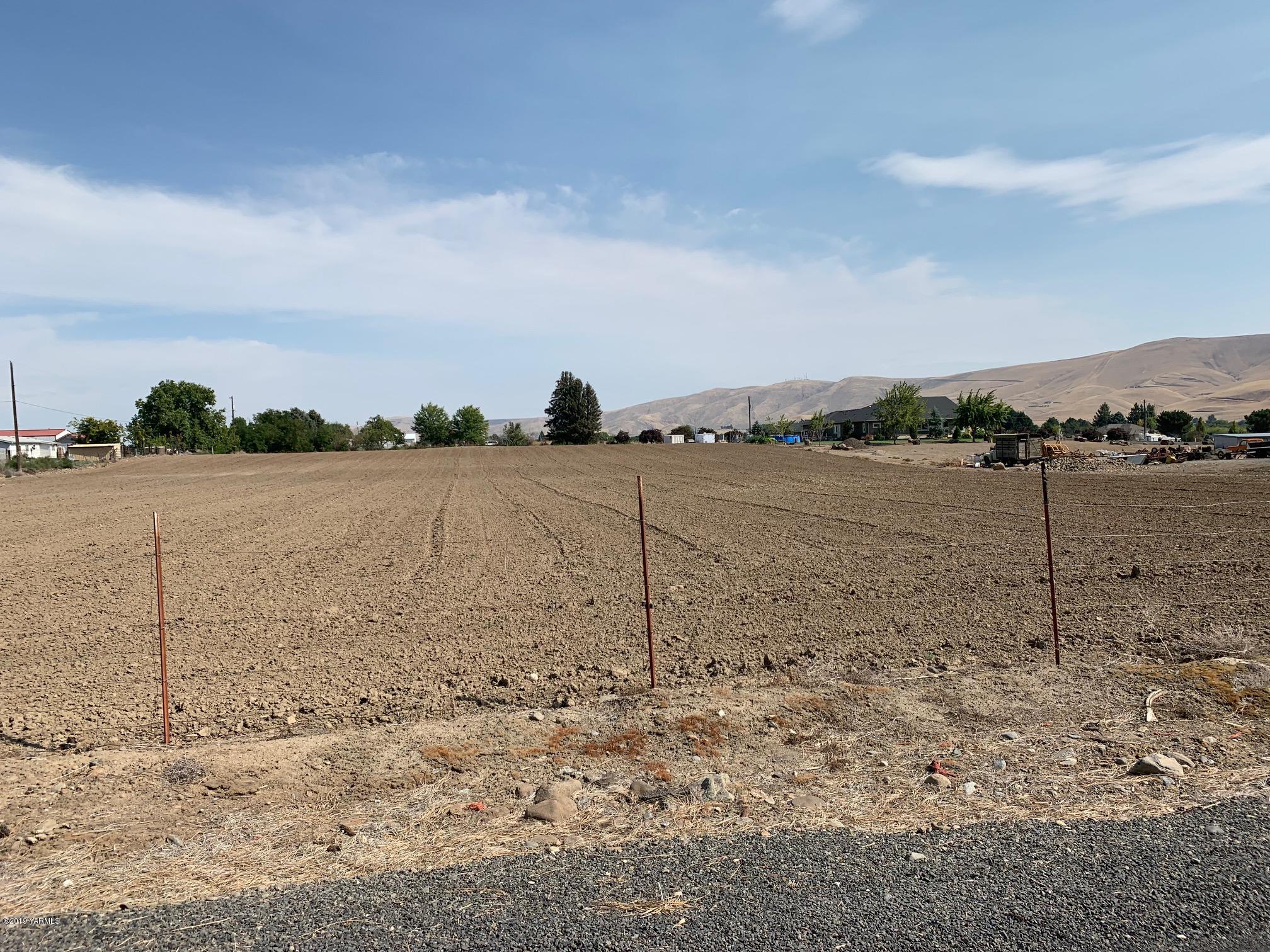 Tbd South Wilgus Road Prosser, WA 99350 - Photo 8 of 9 a view of a lake
