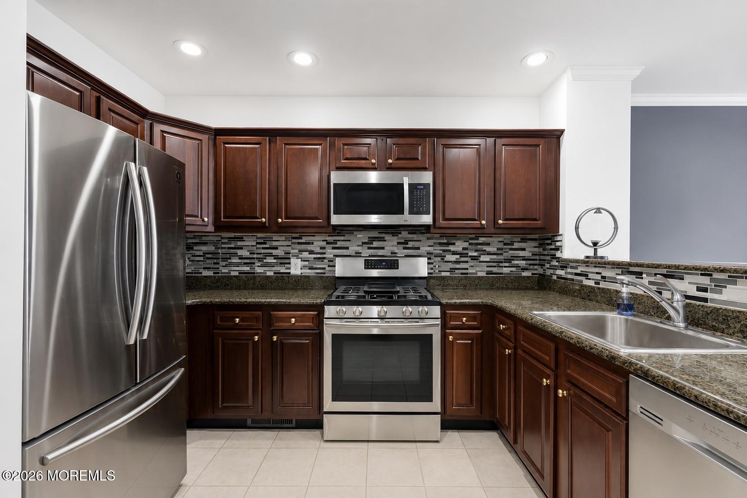 324 The Promenade Edgewater, NJ 07020 - Photo 11 of 48 10