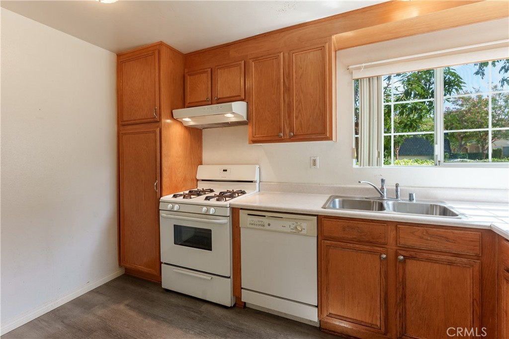 19111 Hamlin Street Reseda, CA 91335 - Photo 13 of 20 Kitchen w/dishwasher.