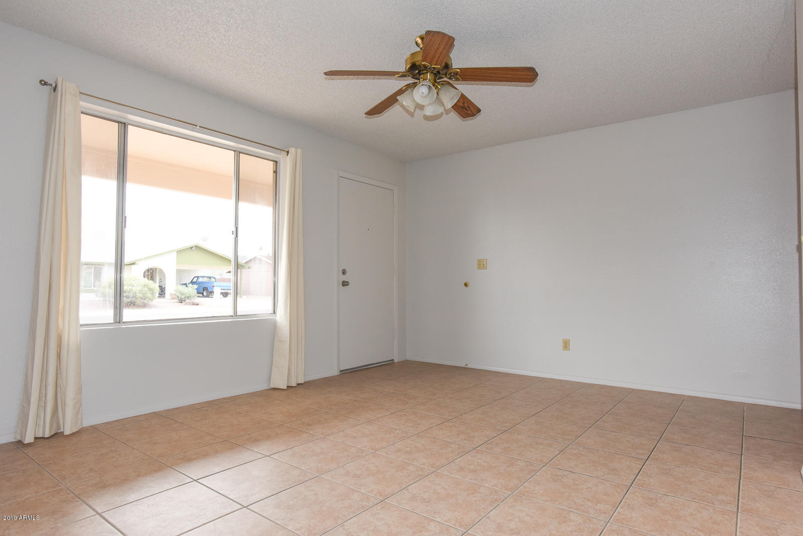 6340 West Hatcher Road Glendale, AZ 85302 - Photo 4 of 11 Living Room