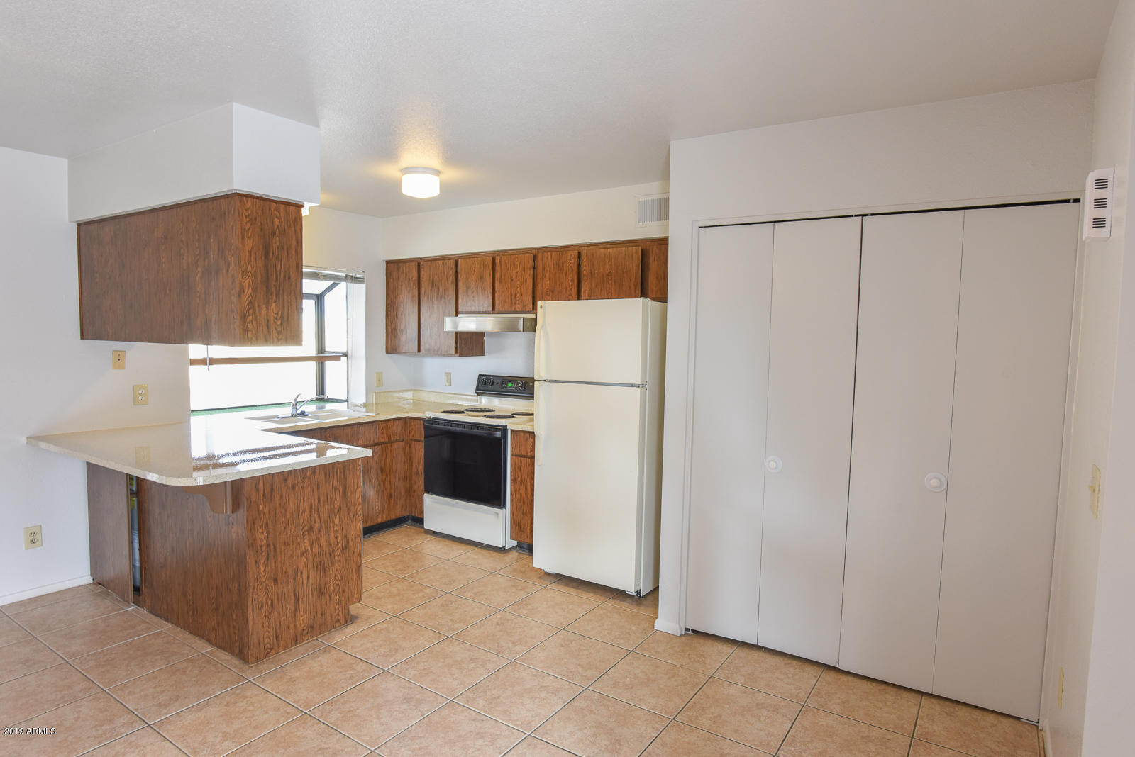 6340 West Hatcher Road Glendale, AZ 85302 - Photo 10 of 11 Kitchen