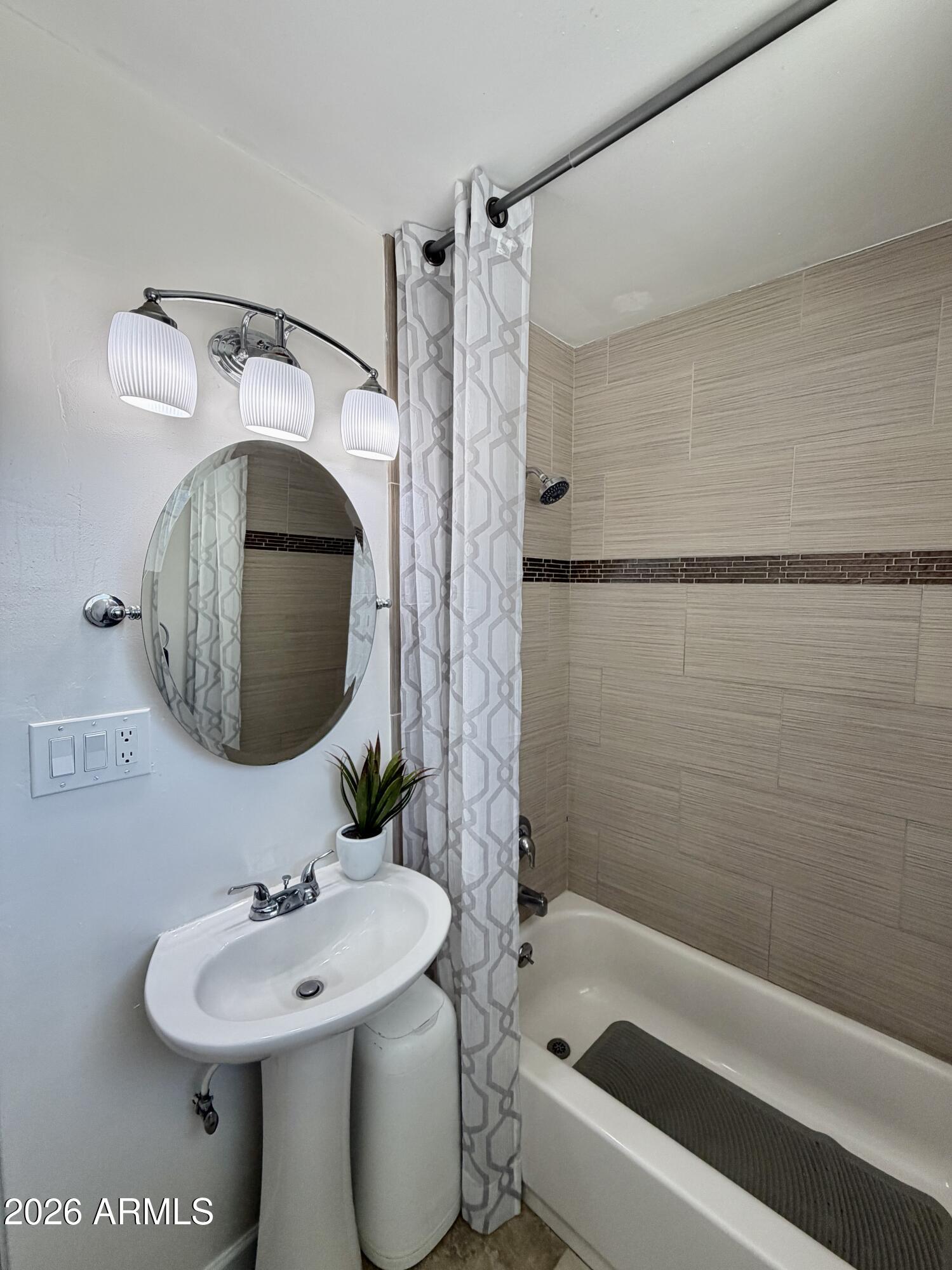 543 West 18th Street Tempe, AZ 85281 - Photo 18 of 29 a bathroom with a sink toilet and shower