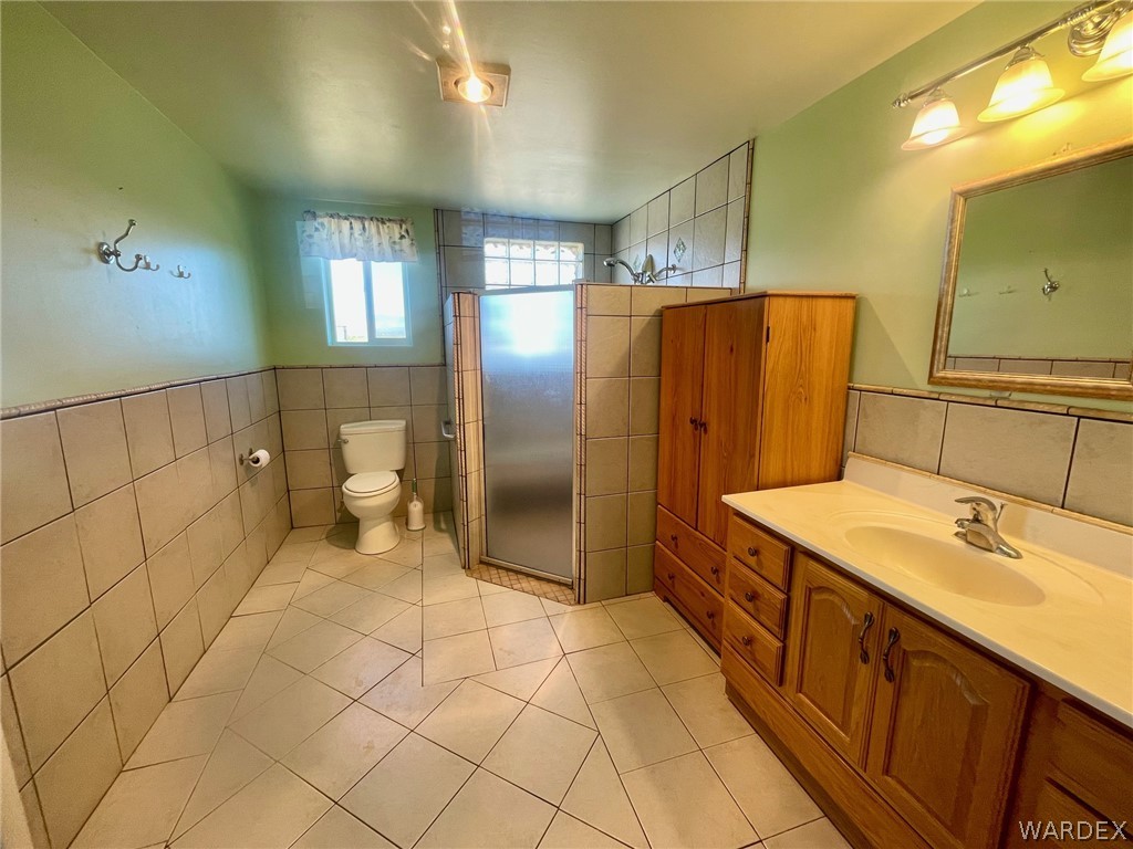 21477 South Sundance Kid Road Yucca, AZ 86438 - Photo 34 of 66 Mother in Law large bathroom