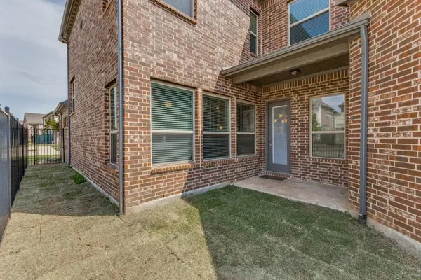 a view of house with backyard