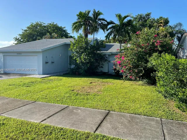a view of a backyard