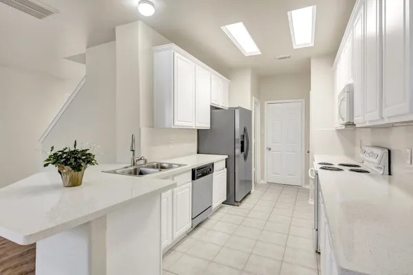 $2,050 | 39 South Camellia Grove Circle, The Woodlands, TX 77382