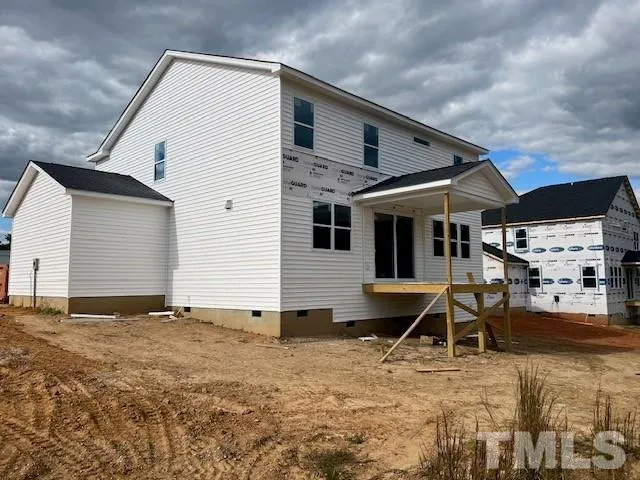 a view of a house with backyard