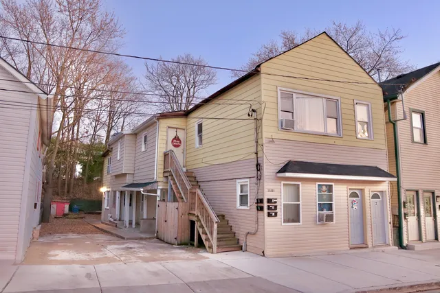 a view of a house with a yard