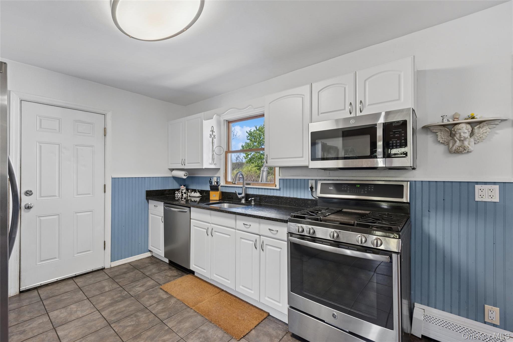 106 South Country Road Westhampton Beach, NY 11978 - Photo 14 of 34