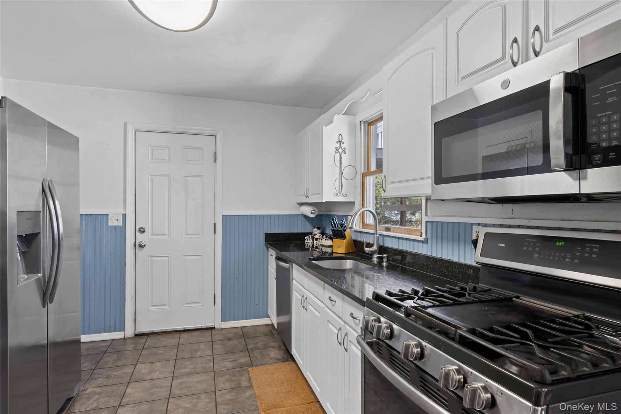 106 South Country Road Westhampton Beach, NY 11978 - Photo 15 of 34