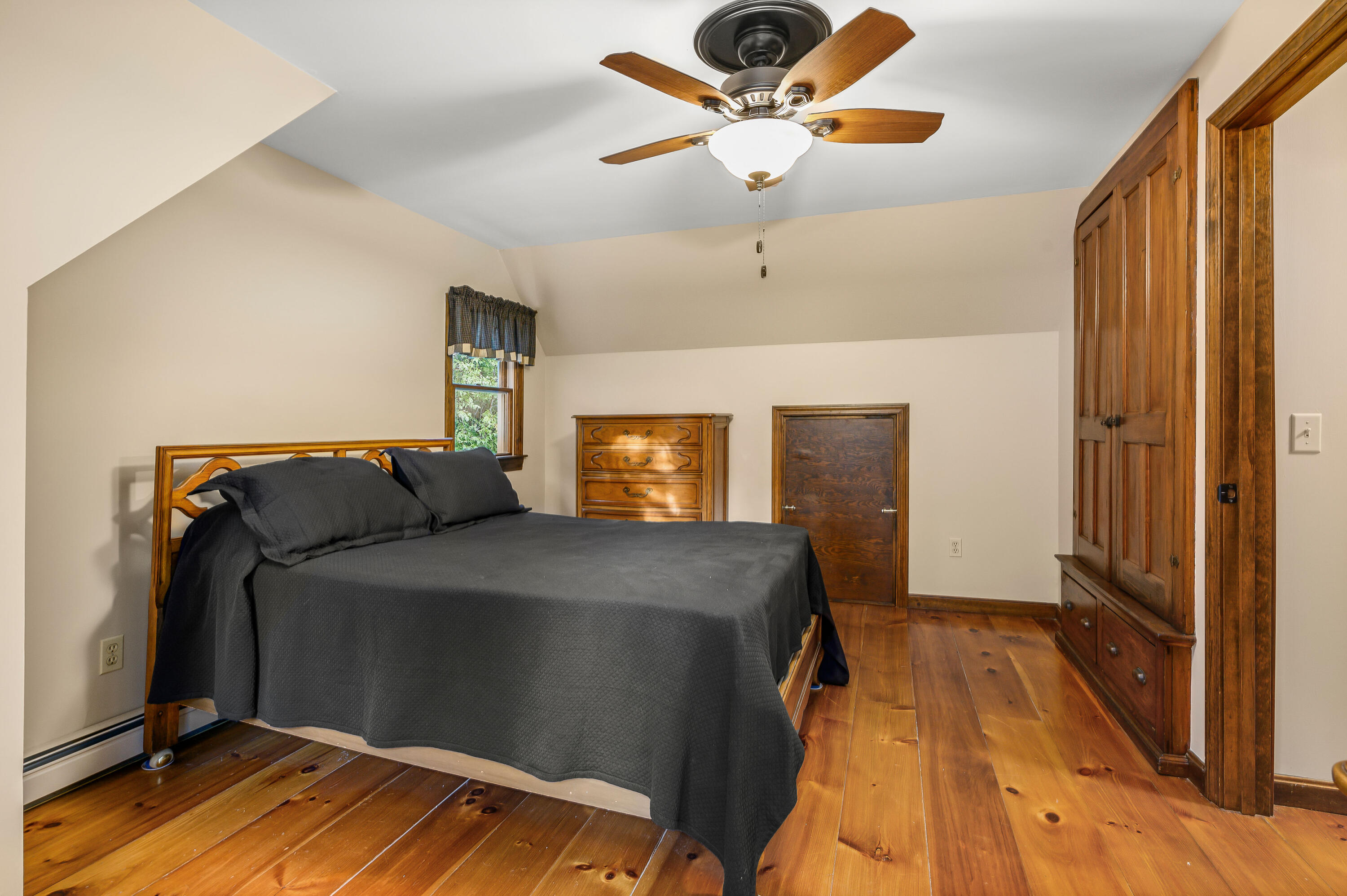 24 Blueberry Island Road Orleans, MA 02653 - Photo 22 of 39 a living room with a bed and a flat screen tv