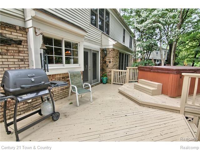 6820 High Ridge Road West Bloomfield, MI 48324 - Photo 32 of 33 32 EXTERIOR DECK.jpg