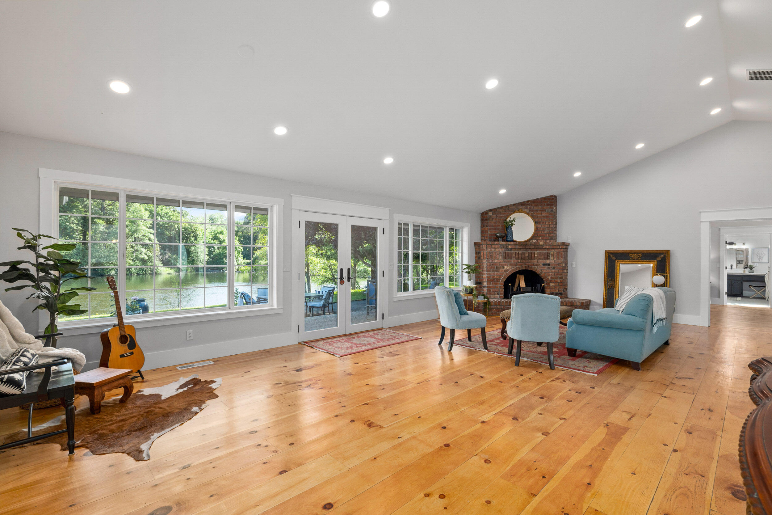 8442 New Hope Road Grants Pass, OR 97527 - Photo 11 of 84 Living Room with River Views